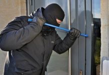 Pencuri Sikat Laptop Milik Jaksa KPK, Sialnya Berkas Kerja Ikut Hilang Ilustrasi aksi pencurian di rumah./ pixabay