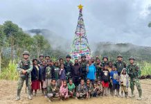 Kreatifitas Tak Pernah Terhenti!! Prajurit Galuh Taruna Buat Pohon Natal Raksasa di Distrik Dal Papua Menjulang Tinggi FOTO: Personel Satgas Yonif Raider 321/GT/13/1 Kostrad Pos Dal membuat pohon natal setinggi 7 meter bertempat di Distrik Dal, Kabupaten Nduga, Papua.
