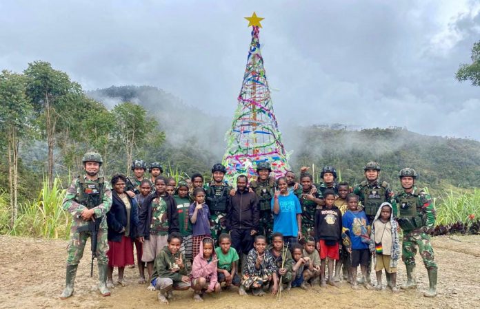 FOTO: Personel Satgas Yonif Raider 321/GT/13/1 Kostrad Pos Dal membuat pohon natal setinggi 7 meter bertempat di Distrik Dal, Kabupaten Nduga, Papua.