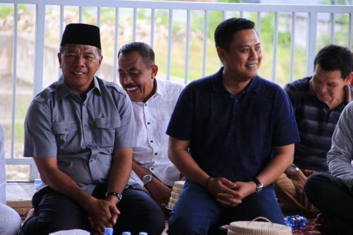 FOTO: Kiri Bupati Bulukumba Andi Muchtar Ali Yusuf dan Wakil Ketua Komisi V DPR RI Iwan Darmawan Aras menghadiri kegiatan zikir bersama akhir tahun 2022 di Aula Cafe Amaly, Kota Sinjai, Sabtu, 24 Desember 2022. Zikir bersama ini, sekaligus sebagai refleksi akhir tahun.