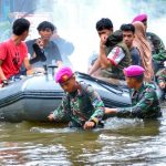 Marinir Makassar Evakuasi Warga Perumnas Antang Terdampak Banjir FOTO: TNI AL Dispen Kormar (Makassar). Prajurit Sarang Petarung Batalyon Marinir Pertahanan Pangkalan (Yonmarhanlan) VI Makassar evakuasi warga terdampak banjir di Perumnas Antang Jl. Bangkala Raya, Kelurahan Manggala, Kecamatan Manggala, Makassar. Minggu (25/12/2022).
