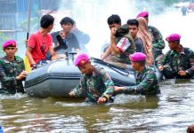 Marinir Makassar Evakuasi Warga Perumnas Antang Terdampak Banjir FOTO: TNI AL Dispen Kormar (Makassar). Prajurit Sarang Petarung Batalyon Marinir Pertahanan Pangkalan (Yonmarhanlan) VI Makassar evakuasi warga terdampak banjir di Perumnas Antang Jl. Bangkala Raya, Kelurahan Manggala, Kecamatan Manggala, Makassar. Minggu (25/12/2022).