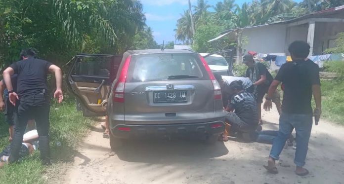 FOTO: Saat Satuan Resmob Ditreskrimum Polda Sulsel dipimpin Kompol Dharma Negara menangkap Yakob Sambo dan Baharuddin di desa Sampoang, Kecamatan Kalukuang, Kabupaten Mamuju. Jumat (23/12/ 2022)