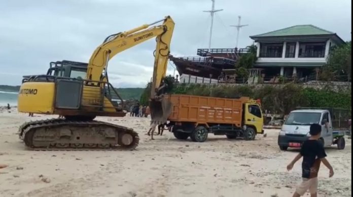 FOTO: Alat berat sedang membersihkan sampah laut di sepanjang pantai bira bulukumba