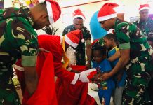 Prajurit Wimane 756 bagikan Bingkisan Natal di Gunung Susu FOTO: Yonif 756/WMS melaksanakan Ibadah Natal bersama masyarakat dan Pembagian Bingkisan serta Topi Natal kepada anak-anak Jemaat Gerja Baptis Gunung Sinay (PGBP) Kampung Gunung Susu, Distrik Hubikosi, Kab. Jayawijaya, Minggu (25/12).