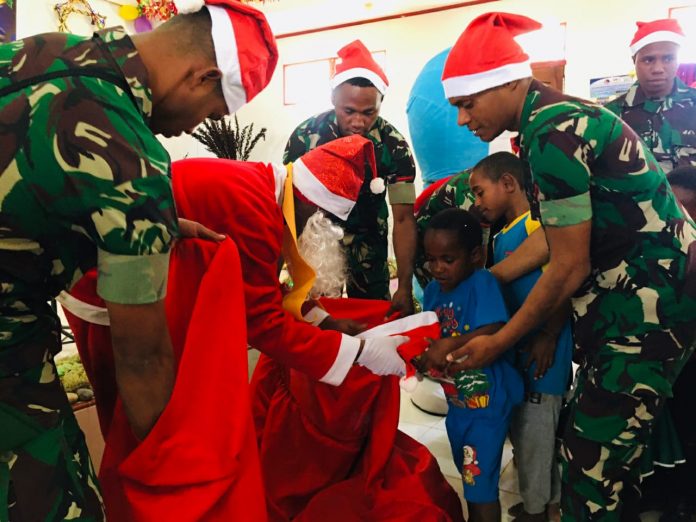 FOTO: Yonif 756/WMS melaksanakan Ibadah Natal bersama masyarakat dan Pembagian Bingkisan serta Topi Natal kepada anak-anak Jemaat Gerja Baptis Gunung Sinay (PGBP) Kampung Gunung Susu, Distrik Hubikosi, Kab. Jayawijaya, Minggu (25/12).