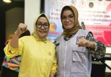 Hadiri Talk Show KPPG Sulsel, Warni Saharuddin: Siap Maju Caleg DPRD Kota Makassar FOTO: Kiri Warni Saharuddin saat bersama Liestiaty Nurdin Abdullah saat menghadiri Talk show KPPG Sulsel di Novotel Hotel Makassar. Senin (26/12)