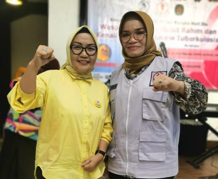FOTO: Kiri Warni Saharuddin saat bersama Liestiaty Nurdin Abdullah saat menghadiri Talk show KPPG Sulsel di Novotel Hotel Makassar. Senin (26/12)