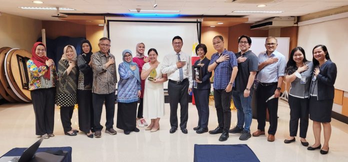 FOTO: Ketua Konsil kedokteran, di Indonesia Prof. dr Taruna Ikrar memimpin delegasi ke manila filipina  menuturkan saat diterima, Prof. Dr. Ir. Aisyah Endah Palupi, M.Pd. atase pendidikan dan kebudayaan di KBRI Manila Filipina (23 /12/2022)