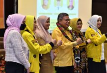 Peringati Hari Ibu, Taufan Pawe Minta KPPG Sulsel Siapkan Perempuan Tangguh untuk Caleg Golkar FOTO: Taufan Pawe saat menghadiri talk show KPPG Sulsel bertajuk menjadi perempuan tangguh dan inspiratif di Hotel Novotel Makassar, Senin 26 Desember 2022.