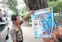Tak Kantongi Izin dan Menganggu Keindahan Kota, Satpol PP Tertibkan Baliho FOTO: Salah satu anggota Satuan Polisi Pamong Praja dan Pemadam Kebakaran (Satpol PP dan Damkar) Kabupaten Bulukumba, melakukan penertiban baliho di wilayah kota kabupaten, Selasa, 27 Desember 2022.