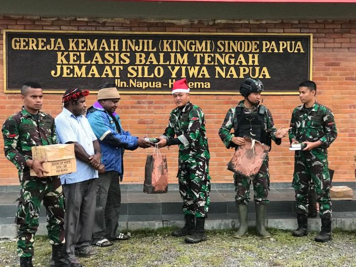 FOTO: Personel Satgas Yonif Raider 321/GT Pos Napua melaksanakan ibadah Natal bersama masyarakat Jemaat Gereja Kemah Injil Napua Sinonde Papua bertempat di Distrik Napua, Kabupaten Jayawijaya, Papua.