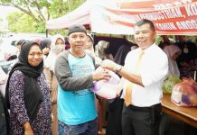 Andi Utta-Patudangi Azis Kompak Borong Paket Pasar Murah dan Bagikan ke Warga FOTO: Bupati Bulukumba Andi Muchtar Ali Yusuf saat berbelanja kegiatan pasar murah peringatan Hari Ibu ke 94 tahun, Senin, 26 Desember 2022.