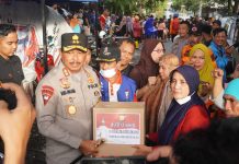 Kapolda Sulsel Serahkan 100 Paket Sembako ke Korban Banjir di Makassar FOTO: Kapolda Sulsel Irjen Pol Drs. Nana Sudjana AS, M.M saat memberikan bantuan kepada warga korban banjir di Blok 10 Perumnas Antang, Kecamatan Manggala, Kota Makassar.