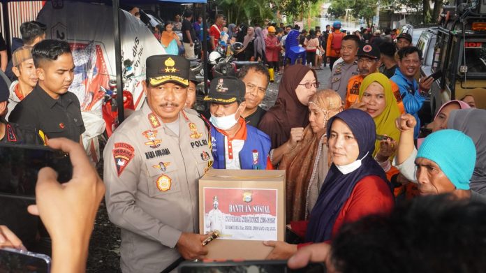 FOTO: Kapolda Sulsel Irjen Pol Drs. Nana Sudjana AS, M.M saat memberikan bantuan kepada warga korban banjir di Blok 10 Perumnas Antang, Kecamatan Manggala, Kota Makassar.