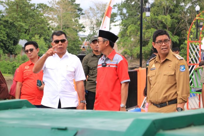 FOTO: Bupati dan Wakil bupati Bulukumba saat meresmikan Infrastruktur Berbasis Masyarakat (IBM) melalui program Kota Tanpa Kumuh atau Kotaku di Lingkungan Teko, Kelurahan Tanah Kongkong, Kecamatan Ujung Bulu, Selasa, 27 Desember 2022.