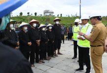 Presiden Jokowi Resmikan Bendungan Sadawarna Sumedang FOTO: Presiden Joko Widodo berdialog dengan para petani yang berada di kawasan Bendungan Sadawarna, Kabupaten Sumedang, Provinsi Jawa Barat sesaat setelah acara peresmian bendungan tersebut pada Selasa (27/12/2022). (Foto: BPMI Setpres)