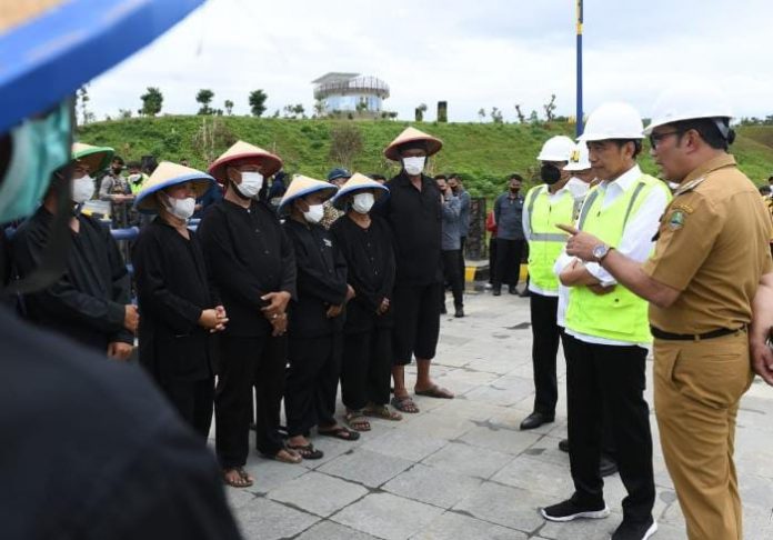 FOTO: Presiden Joko Widodo berdialog dengan para petani yang berada di kawasan Bendungan Sadawarna, Kabupaten Sumedang, Provinsi Jawa Barat sesaat setelah acara peresmian bendungan tersebut pada Selasa (27/12/2022). (Foto: BPMI Setpres)