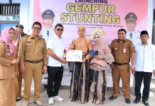 Gempur Stunting, Parade Motor Distribusi Paket Gizi ke Rumah-rumah Warga FOTO: Bupati Andi Muchtar Ali Yusuf dan Wakil bupati Bulukumba Andi Edy Manaf melaunching 'Gempur Stunting' atau Gerakan Masyarakat aksi parade motor mendistribusikan paket gizi ke lokasi sasaran.