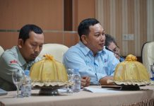 Diskominfo Gelar Sosialisasi untuk Perkuat Peran PPID dalam Layanan Informasi FOTO: Paling kanan Kepala Dinas Kominfo Rudy Ramlan dan Kiri Kabid Humas dan Layanan Informasi, Andi Ayatullah Ahmad.