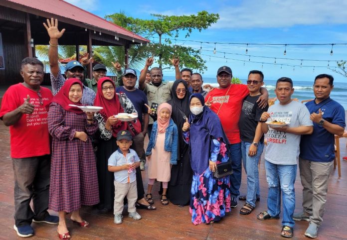 FOTO: Anak-anak Asrama Kodam (AKOM) saat menggelar reuni di di Cafe V Tekya Jayapura. Rabu (28/12)