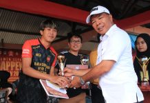Bupati Andi Utta Tutup Turnamen Sepakbola di Dampang, Final Berakhir Dramatis FOTO: Bupati Bulukumba Andi Muchtar Ali Yusuf saat menyerahkan piala ke Sipaenre United pada turnamen sepakbola Andi Sappewali Cup 5 di lapangan sepakbola Desa Dampang, Kecamatan Gantarang, Selasa, 27 Desember 2022.