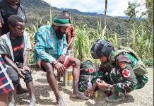 Tingkatkan Kualitas Kesehatan!! Mantri Kostrad Keliling Kampung Hilangkan Seluruh Penyakit di Papua Pegunungan FOTO: Satgas Yonif Raider 321/GT/13/1 Kostrad Pos Dal melaksanakan pelayanan kesehatan keliling dalam rangka meningkatkan kualitas kesehatan masyarakat di Distrik Dal, Kabupaten Nduga, Papua.