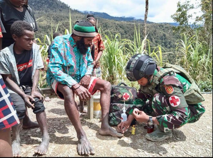 FOTO: Satgas Yonif Raider 321/GT/13/1 Kostrad Pos Dal melaksanakan pelayanan kesehatan keliling dalam rangka meningkatkan kualitas kesehatan masyarakat di Distrik Dal, Kabupaten Nduga, Papua.