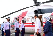 Presiden dan Ibu Iriana Tiba di Kabupaten Sumbawa FOTO: Presiden dan Ibu Iriana lepas landas dari Bandara Sultan Muhammad Salahuddin, Kabupaten Bima, dengan menggunakan helikopter Super Puma TNI AU, Kamis (29/12/2022). (Foto: BPMI Setpres)