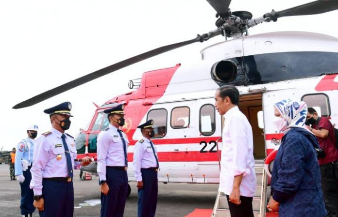 FOTO: Presiden dan Ibu Iriana lepas landas dari Bandara Sultan Muhammad Salahuddin, Kabupaten Bima, dengan menggunakan helikopter Super Puma TNI AU, Kamis (29/12/2022). (Foto: BPMI Setpres)