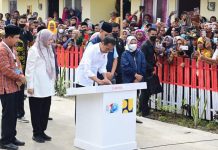 Presiden Jokowi Resmikan Hunian Tetap Bagi Korban Bencana Seroja di NTB FOTO: Presiden Jokowi meresmikan huntap pascabencana badai siklon tropis seroja, di Desa Tambe, Bima, NTB, Kamis (29/12/2022). (Foto: BPMI Setpres)