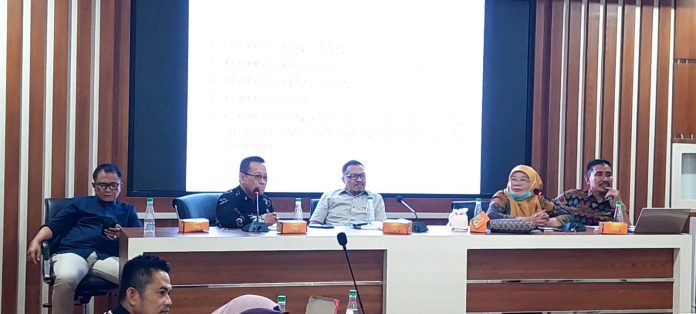 FOTO: Kepala dinas koperasi dan UMKM Provinsi Sulawesi Selatan menjadi narasumber pada penyuluhan pembentukan koperasi pada pengurus pusat Kerukunan Keluarga Turatea (PP KKT) Jeneponto, di kampus Megarezky Makassar, Kamis 29 Desember 2022.