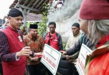 Ganjar Berikan Bantuan Rehabilitasi Rumah Tak Layak Huni ke kader PDIP Foto: Gubernur Jateng, Ganjar Pranowo memberikan bantuan Rehabilitasi Rumah Tak Layak Huni kepada kader PDIP. (Dok: Pemprov Jateng)
