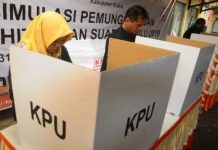 KPU Sulsel Rilis Jadwal Tahapan PSU Pilwalkot Palopo FOTO: Seorang pemilih melakukan pencoblosan surat suara di bilik suara saat mengikuti simulasi Pemungutan dan Penghitungan Suara di TPS (Tempat Pemungutan Suara) di Kudus, Jawa Tengah, Minggu (31/3)./AntaraFoto