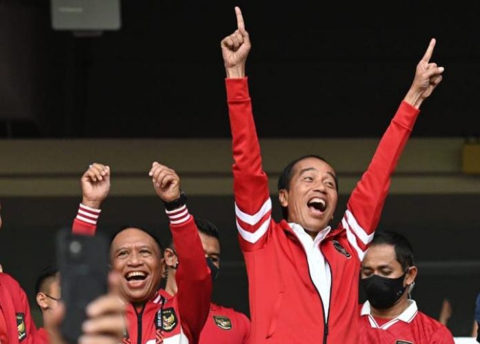 FOTO: Ekspresi Presiden Jokowi saat tim nasional sepak bola Indonesia mencetak gol pada Piala AFF melawan Thailand di Stadion Utama Gelora Bung Karno, Jakarta, Kamis (29/12/2022). (Foto: BPMI Setpres)