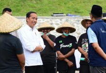 Perkuat Ketahanan Pangan, Presiden Targetkan Enam Bendungan di NTB Rampung 2023 FOTO: Presiden Jokowi berdialog dengan sejumlah petani usai meresmikan Bendungan Beringin Sila di Kabupaten Sumbawa, Provinsi NTB, Kamis (29/12/2022). (Foto: BPMI Setpres/Muchlis Jr)