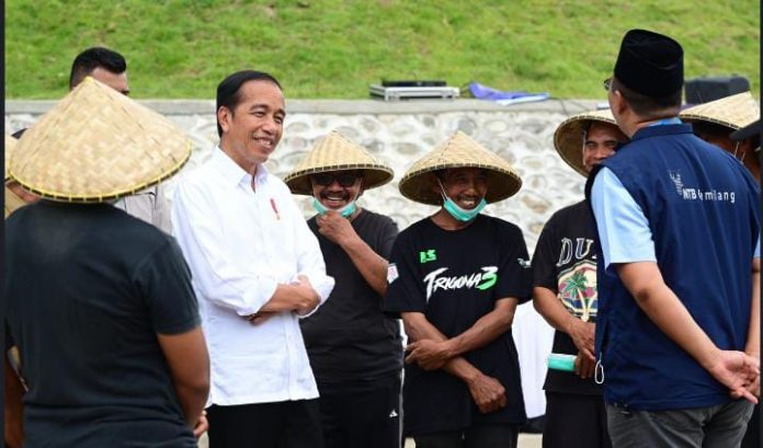 FOTO: Presiden Jokowi berdialog dengan sejumlah petani usai meresmikan Bendungan Beringin Sila di Kabupaten Sumbawa, Provinsi NTB, Kamis (29/12/2022). (Foto: BPMI Setpres/Muchlis Jr)