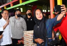 Kunjungi Pasar Utan, Presiden dan Ibu Iriana Disambut Hangat Pedagang dan Warga FOTO: Pedagang swa foto bersama Presiden Jokowi saat berkunjung ke Pasar Utan, Kabupaten Sumbawa, Provinsi NTB, pada Kamis (29/12/2022). (Foto: BPMI Setpres/Rusman)