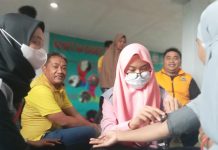 Tim Kesehatan DPD II Golkar Makassar Periksa Warga Terdampak Banjir Blok 8 Perumnas Antang FOTO: Tim Kesehatan DPD II Golkar Makassar memeriksa seorang ibu dan bayi di pengungsian pos yandu anyelir di Blok 8 Perumnas Antang, Kota Makassar. Jumat (30/12/2022)