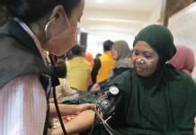 Kunjungi Korban Terdampak Banjir, Tim Kesehatan Golkar Makassar Periksa Kesehatan Warga FOTO: Tim medis kesehatan DPD II golkar makassar memeriksa warga terdampak banjir di kelurahan Manggala. Pemeriksaan kesehatan berlangsung dilantai dasar Masjid Nurul Rahim Nipa-nipa. Jumat (30/12/2022)