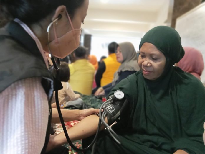 FOTO: Tim medis kesehatan DPD II golkar makassar memeriksa warga terdampak banjir di kelurahan Manggala. Pemeriksaan kesehatan berlangsung dilantai dasar Masjid Nurul Rahim Nipa-nipa. Jumat (30/12/2022)