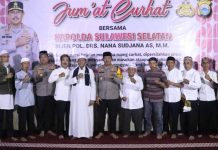 Polda Sulsel Gelar Jumat Curhat, Dengar Aduan Masyarakat FOTO: Kapolda Sulsel Irjen Pol Nana Sudjana menampung berbagai aspirasi masyarakat melalui program Jumat Curhat yang diadakan di Mesjid An Nur Baddoka Kec. Biringkanaya Kota Makassar, Jumat (30/12/2022).
