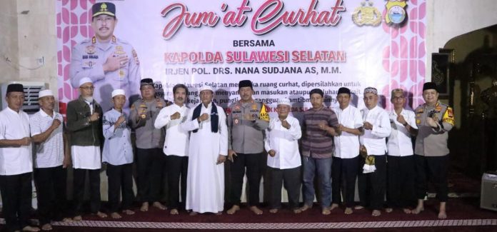 FOTO: Kapolda Sulsel Irjen Pol Nana Sudjana menampung berbagai aspirasi masyarakat melalui program Jumat Curhat yang diadakan di Mesjid An Nur Baddoka Kec. Biringkanaya Kota Makassar, Jumat (30/12/2022).