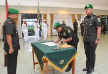 Pimpin Sertijab, Kasrem 172/PWY Lepas Salah Satu Perwira Terbaiknya FOTO: Kasrem 172/PWY Kolonel Inf Bayu Sudarmanto mewakili Danrem 172/PWY memimpin serah terima jabatan Kepala Seksi Logistik (Kasilog) Kasrem 172/PWY dari Kolonel Kav Hendra Setiawan Nuryahya, S.H., M.H., kepada Kolonel Czi Surya Supratman, S.T., bertempat, di Aula Korem 172/PWY Jalan Padang Bulan, Distrik Abepura, Kota Jayapura, Rabu (28/12).