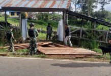 Prajurit Kostrad Perbaiki Jembatan Akses Jalan Warga di Distrik Napua Jayawijaya Papua FOTO: Satgas Yonif Raider 321/GT/13/1 Kostrad bersama warga bergotong royong memperbaiki jembatan kayu di kampung Napua, Distrik Napua, Kabupaten Jayawijaya, Papua. Kamis (29/12/22).