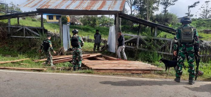 FOTO: Satgas Yonif Raider 321/GT/13/1 Kostrad bersama warga bergotong royong memperbaiki jembatan kayu di kampung Napua, Distrik Napua, Kabupaten Jayawijaya, Papua. Kamis (29/12/22).