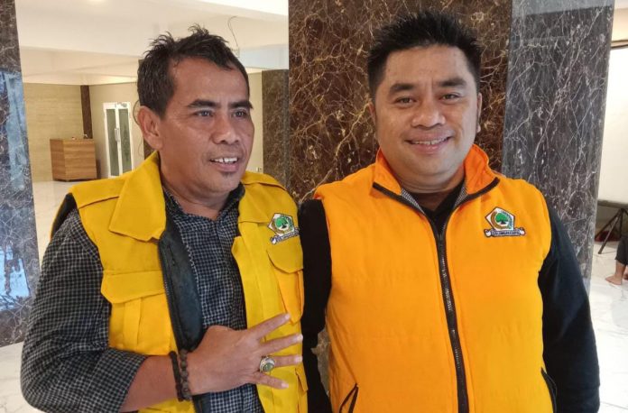 FOTO: Kiri Mustafa Kadir dan Ismail Mooduto, Pimcam Panakukang dan Manggala saat kegiatan DPD II Golkar Makassar peduli korban banjir. Jumat (30/12/2022)