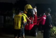 Banjir Belum Surut, Bantuan DPD II Golkar Makassar Diangkut Menggunakan Kendaran off-road ke Perumahan Kodam III Katimbang FOTO: Bantuan dari DPD II Partai Golkar Kota Makassar gunakan kendaraan off-road masuk kawasan Perumahan Kodam III, Kelurahan Katimbang, Kecamatan Biringkanaya. Jumat (39/12) malam.