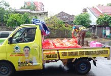 Bantu Warga Terdampak Banjir di Dua Kecamatan, DPD II Golkar Makassar Sertakan Tim Medis FOTO: Mobil logistik Pimcam Manggala saat mempersiapkan makanan siap saji kepada warga terdampak banjir di Blok 10 Perumnas Antang, Kecamatan Manggala, Kota Makassar