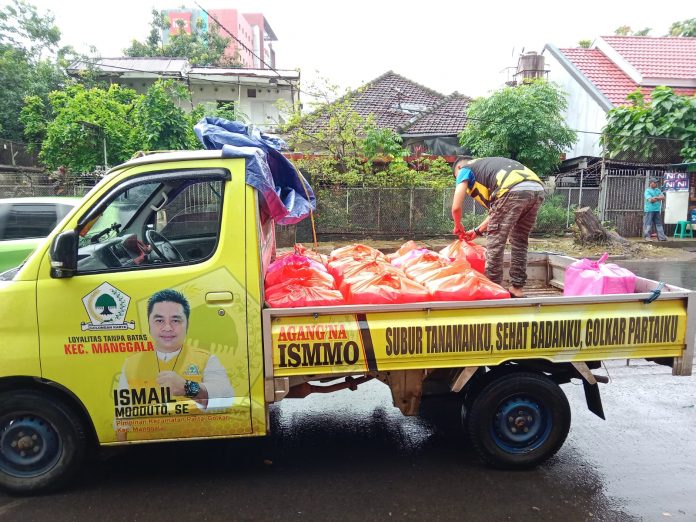 FOTO: Mobil logistik Pimcam Manggala saat mempersiapkan makanan siap saji kepada warga terdampak banjir di Blok 10 Perumnas Antang, Kecamatan Manggala, Kota Makassar